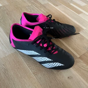 Fotollskor - Superfina fotbollskor som nästan aldrig är använda🥰🥰 Säljer pågrund av att jag har slutat i fotboll. Jättebra skick!!😍😍