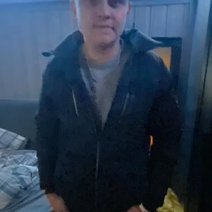 Sailracing Jacka  - Skön Sail racing jacka nu inför vinter, säljer pga den är för liten, dragkedjan saknar snöre annars är de inga defekter, skick 9/10