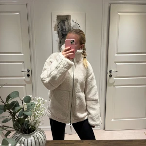 Teddyjacka H&M - Teddyjacka från h&m, storlek S och prislappen är kvar! Slutsåld på hemsidan 💕