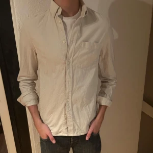 Overshirt - Tja säljer denna beiga overshirten i Manchester från hm. Den funkar som en tunnare jacka till varmare dagar, men även som skjorta över T-shirt. Storlek är S. Hör av dig vid frågor eller funderingar 