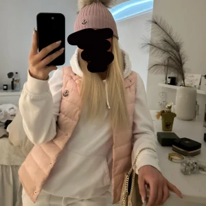 Moncler väst  - Rosa monclerväst i jättefint skick, perfekt till vintern över en hoodie. Den finns inte att köpa längre. Jättesnygg men använder inte längre 