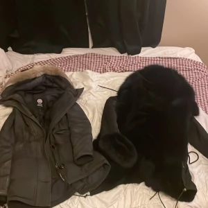 2 jackor!! - 1.canada goose jacka dam, svart storlek xs lite sönder vid armarna. 2. Garoff jacka dam, hel svart storlek xs helt ren. Canadan för 5000kr Garoff för 4000kr Köp båda tillsammans blir 9lax Kan sänka priset vid snabb affär