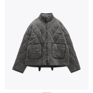 Zara jacka  - Jätte fin jacka från zara. Passar perfekt till hösten! Storek M men passar mig som vad S