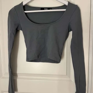 Grå/blå topp - Topp från bikbok. Säljer den för jag använder inte den längre. XS💓