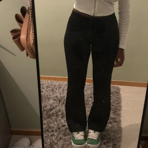 Yoga tights - Jätte bekväma stretchiga yoga/ gympa byxor som är i strålande skick! Kontakta gärna mig om no har funderingar, frågor eller behöver mer bilder på byxorna. Priset kan också alltid diskuteras! ☺️💕