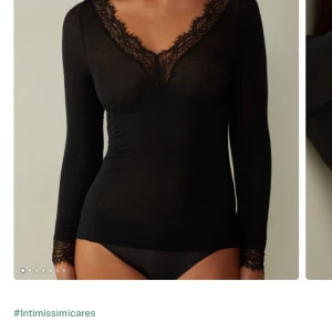Intimissimi spets tröja - Säljer denna spets tröja från Intimissimi i nyskick då den inte kommer till användning . Använd 1 gång. Nypris 459kr.
