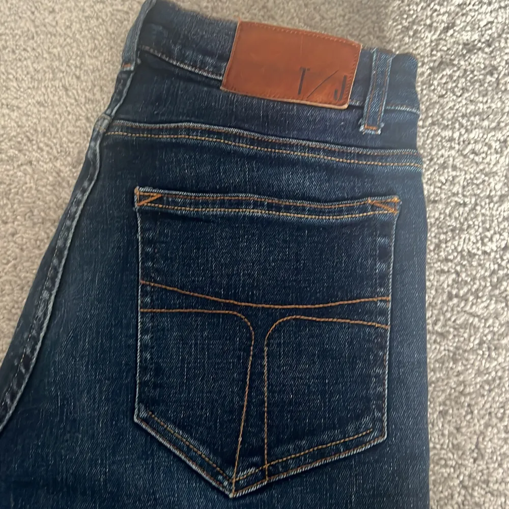 Säljer ett par helt oanvända jeans från Tiger of Sweden som är i storlek 30/32. . Jeans & Byxor.