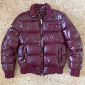Dolce Gabbana vinter jacka - Snygg vinter jacka, väldigt varm. Från dolce Gabbana vintage. Mycket bra skick! Skriv för fler frågor ☺️