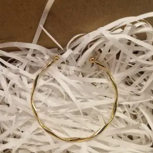 GRATIS GÅVA MED VARGE ORDER!! Supertrendiga stockholmsstil armband i guld. De är gjorda av rostfritt stål! Svarar & skickar alltid snabbt!! ♡