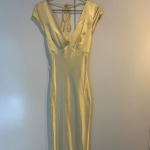 Ljusgul balklänning  - Säljer denna gula satin klänning ifrån oh hello clothing då jag tycker den va lite kort på mig, är 164.💛