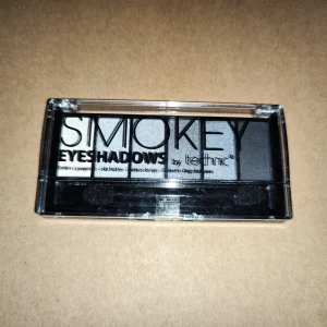 Smokey Eyeshadow Palette från Technic - Säljer en snygg Smokey Eyeshadow Palette från Technic. Paletten innehåller flera nyanser för att skapa den perfekta sotiga looken. Färgerna är i olika grå och svarta toner, perfekta för både vardag och fest. Kompakt och lätt att ta med sig i väskan!