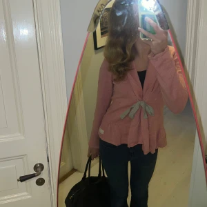 Rosa Odd Molly kofta  - Odd Molly kofta - vintage och rosa! Super fint skick, xs - s i storlek, Super gosig och söt!! Skriv i chatt vid intresse ❤️ 