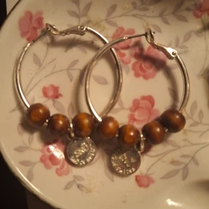 Äkta silver örhängen - Äkta silver örhängen från snö med träpärlor på som går att ta av