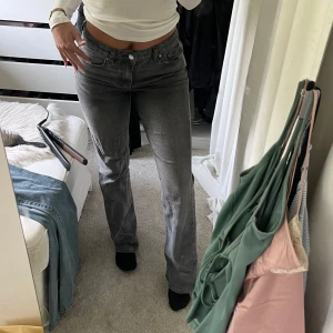 Gråa Jeans  - ”Perfekt jeans” från Gina tricot, väldigt fina jeans i en fin färg💗 