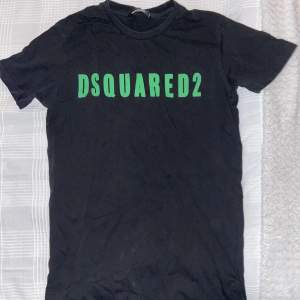 Tjena, säljer min dsquared 2 T-shirt då den ej kommer till användning och bara ligger i garderoben. Tröjan är storlek M men passar även S. Fint skick och inga skador eller så på den, om du är intresserad så är de bara att höra av sig