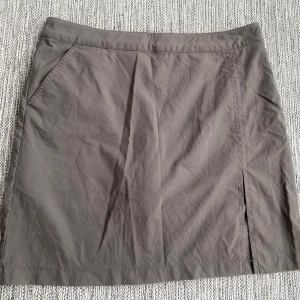 Bruna skorts i strl 40 från Casall - Bruna skorts i strl 40 från Casall.  Använda men i fint begagnat skick.  Mått Midjan: ca 42 cm Total längd: ca 47 cm  Polyester och elastan  Kommer från ett djur och rökfritt hem.