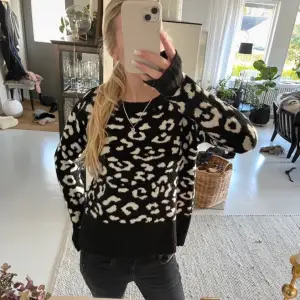 Stickad tröja med leopard mönster stl s använd gärna köp nu🥰