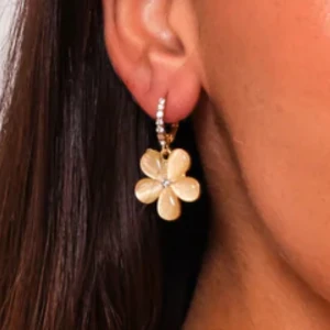 Örhängen - Av blomblad och opal. Rostfria, fläckfria o vattentäta mm. 18k guldplätering. Ordinariepris 400kr. Aldrig använda. 