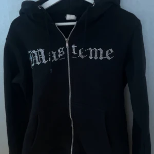 Masteme Rhinestone hoddie - Säljer nu denna Rhinestone hoddie från Masteme då den aldrig används och inte passar, Strl M men passar även S bra utan att vara för stor, Beställdes från Mastemes Hemsida för 700kr.