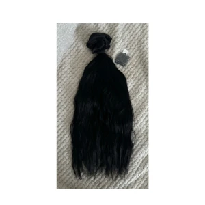Löshår 200 g 60 cm - Svart löshår från Pozehair Nyskick, ca 200 g 60 cm. 20 st clips medföljer. 2 st träns som är klippt i 4 bitar 30 cm 75 cm 46 cm 91 cm