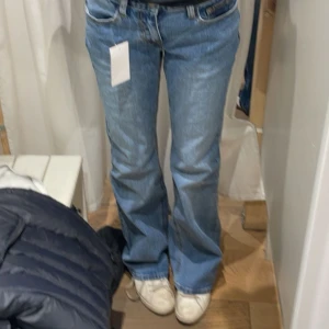 Blå bootcut jeans - Säljer ett par snygga blå bootcut jeans. Säljer dom då de inte passade mig så bra, men dom passar mig perfekt i längden då jag är 171💓