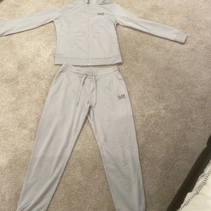 Emporio armani dress  - Topp skick. Helt ny. Ljusgrå. Storlek M men liten i storlek.