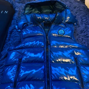 Philipp Plein Väst - Philipp plein väst köpt ifrån farfetch och väldigt sparsamt använd ! Ny pris 19,000kr/1700euro