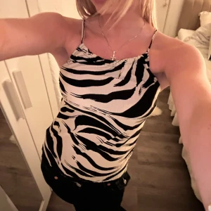 Zebra mönstrad topp - Jätte fin fest topp i strl xs, passar mig som har S. Använd en gång!🎀