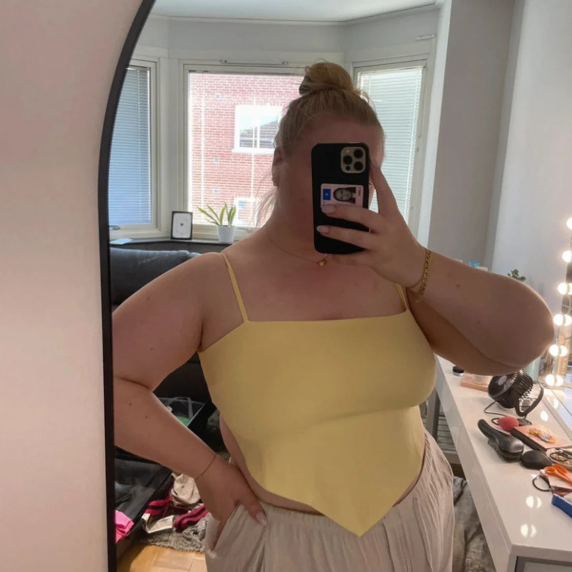 Topp med knyte i rygg