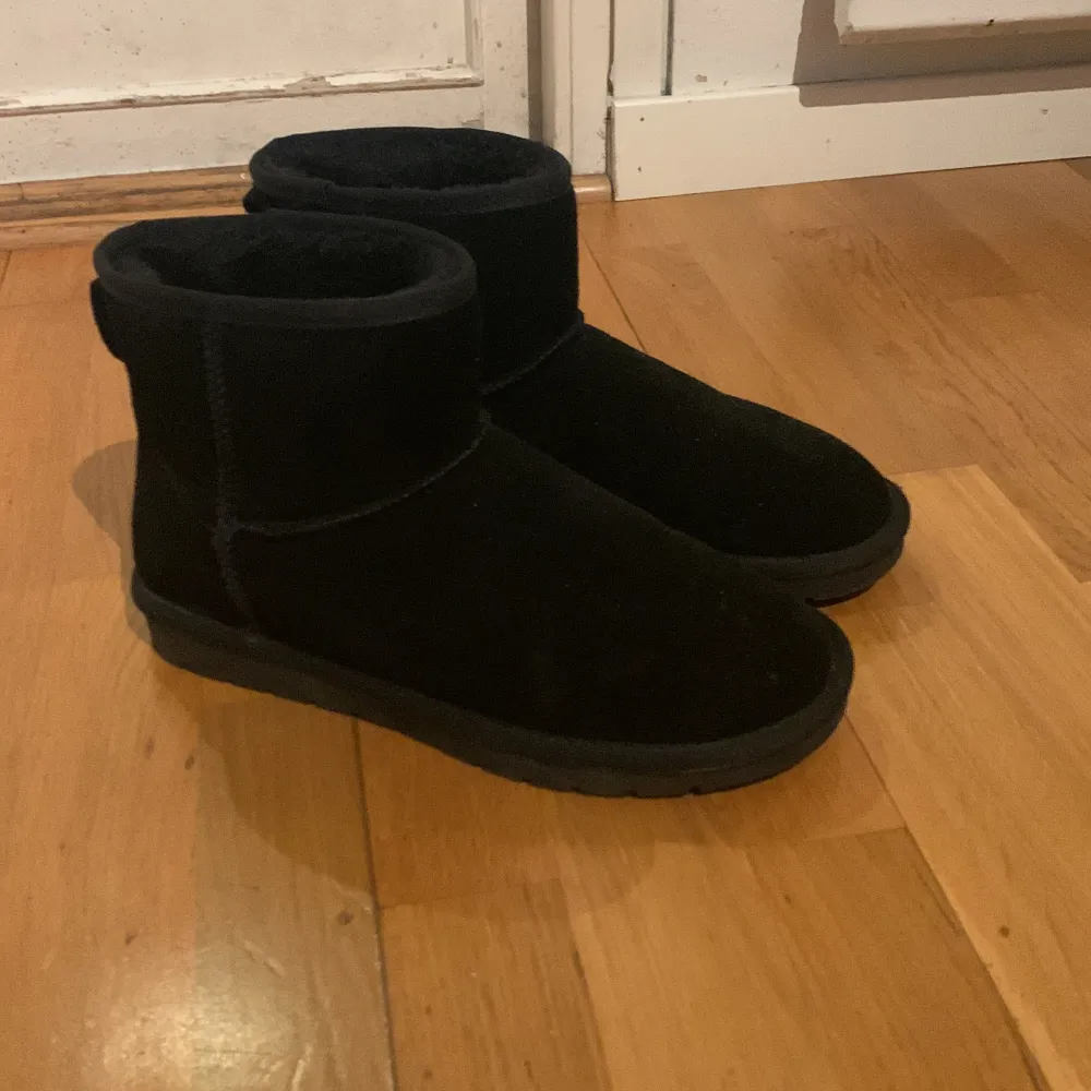 Några skor som jag köpte för 800 kommer inte ihåg vart, liknar uggs. Använt max 2 gånger. Skor.