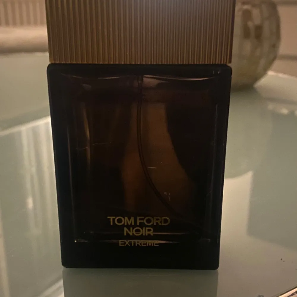 Säljer nu denna tom Ford perfymen som jag köpte förra månaden för 1500 och säljer den nu för 950, som ni kan se på andra bilden är det bara lite som gott åt, det är 100 ml. Parfym.