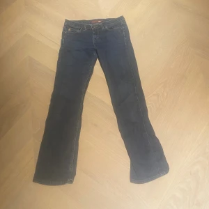 Lågmidjade jeans  - Säljer mina favorit jeans för jag har vuxit ur dom.sitter så bra,lågmidjade och lite flair.😍köpte på Sellpy för några månader sen.❤️det är bara att skriva till mig med frågor. 
