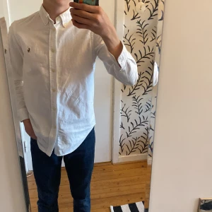 Ralph Lauren Skjorta - En vit Ralph lauren skjorta som är storlek 14 vilket är typ xs kanske lite mindre. Jag säljer den för att den är ju för liten. Kan gå ner i pris. Det är bara att ställa frågor!