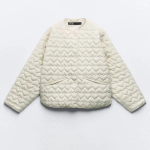 Zara jacka  - Säljer denna jätte fina, slutsålda jackan från zara. Fint skick❤️