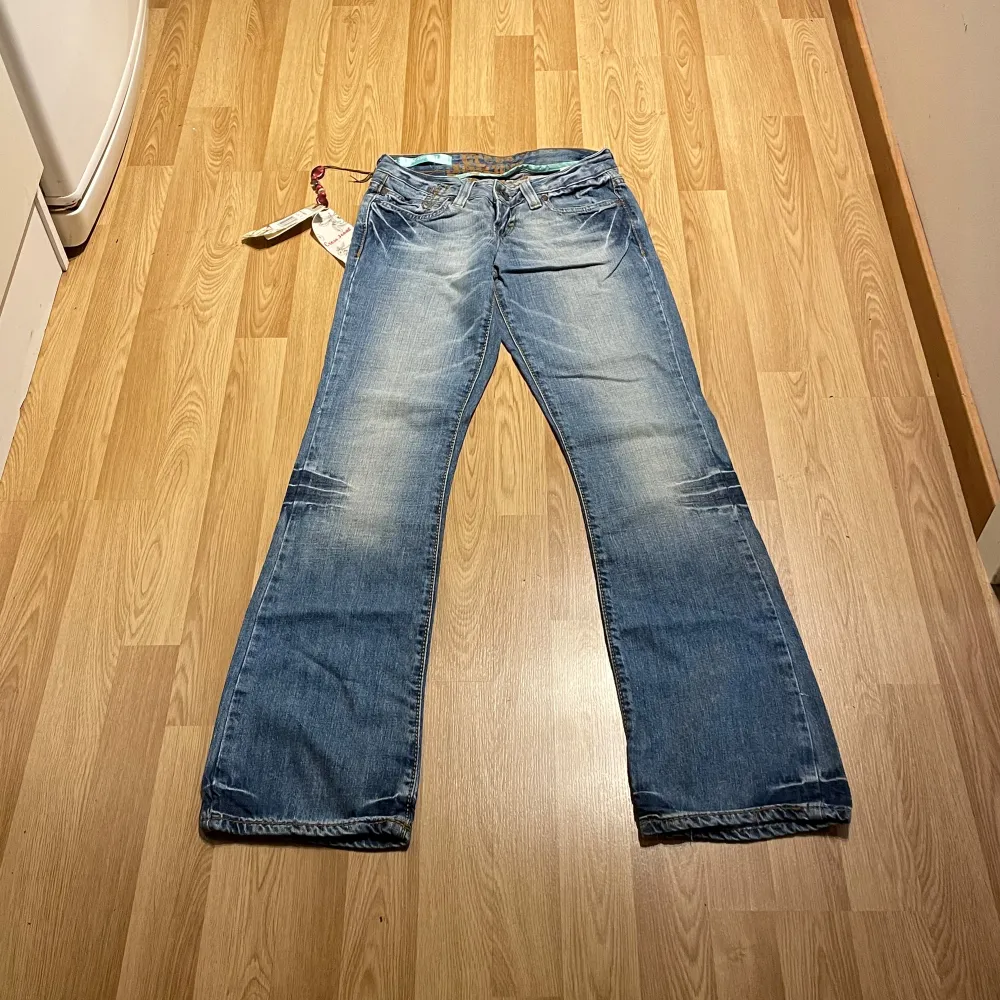 (25) De perfekta ljusblåa lågmidjade bootcut jeansen, helt nya med lappar kvar. Midjemått rakt över: 34 cm, innerbenslängd: 79 cm🩵. Jeans & Byxor.