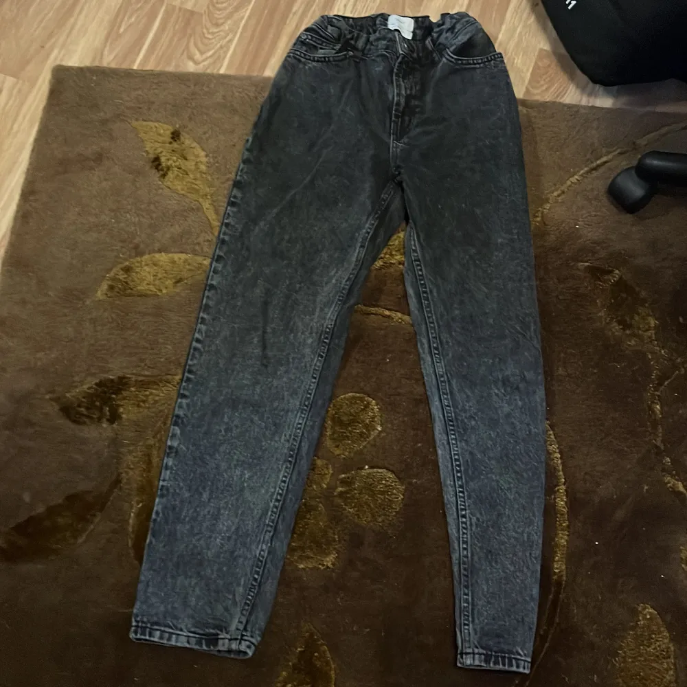 Hej jag säljer ett till par grunt jeans nu fast i färgen mörkgrå, kolla min profil för att se flera. Skick 10/10 och dom är använda 3-4 ggr😊 Nypris: 600kr, Mitt pris:320 Kr. Jeans & Byxor.