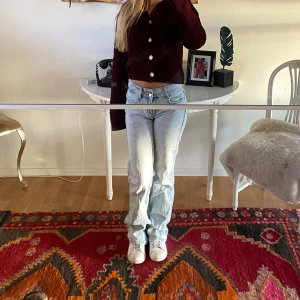 Jeans från Pull and Bear - Snygga jeans med en slit på knät 
