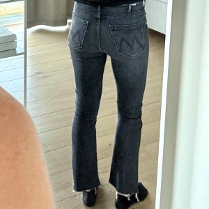 Mother jeans, stl 26 - Skönaste, snyggaste jeansen! Nypris ca 3500:-  Mycket stretch.   3/4 längd.  Grå  Köpare står för frakten!