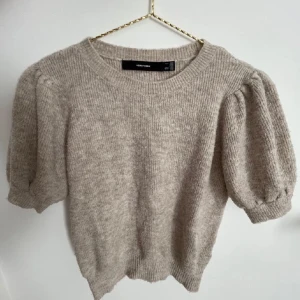 Beige stickad topp - Jättefin beige stickad topp från vero Moda. Passar storlek S men även XS