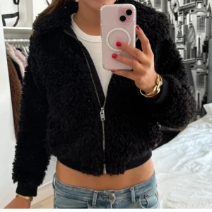 Teddy jacka hm - (Ej min bild) Super fin eftertraktad Teddy jacka från hm! Säljer då jag vill köpa en annan!❤️