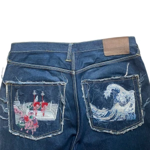 RMC type jeans  - Baggy jeans som ser ut som rmc, i storlek 33 i midjan ish och 30 i längden då de är omsydda längst ner (se bild 4) sen är det också lite smutsiga längst ner på benet kanske går bort om man tvättar mer noggrant