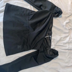 Topp - Ny topp aldrig använd enbart provat. Sitter lite tjat över bysten men annars jättefin. 🌸