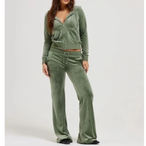 Juicy Couture dress - Grön Juicy Couture dress använd vid 3 tillfällen Max. Säljs av den anledningen att den inte kommer till användning.  Hör av dig för fler bilder!   Hoodie stl xs- 300kr  Byxor stl s- 400kr Hela dressen- 500kr💚