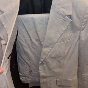 Hugo Boss kostym - Storlek 14 i byxor och 16 i kavaj. Motsvarar storlek S. Inga defekter använd en gång. Säljer för endast 1500kr!