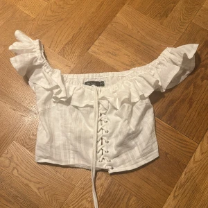 Tröja med snörning  - Så fin tröja med snörning!