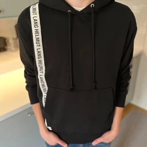 Helmut Lang Hoodie - Discontinued Helmut Lang hoodie köpt på Vestiaire | Är 185 & 70kg | Nypris: runt 4000kr - Mitt pris: 1499
