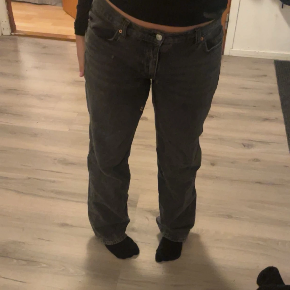 Gråa jeans