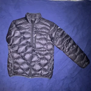 Peak performance Jacka  - Säljer min peak performance jacka | Nästan nyskick och storlek L | Inga defekter | Yttertyg: 100% polyamid, fyllning: 90% ankdun & 10% ankfjäder | Säljer då den är för stor för mig | Nypris ca 2800kr | Perfekt till hösten & Vintern|Skriv vid frågor! 