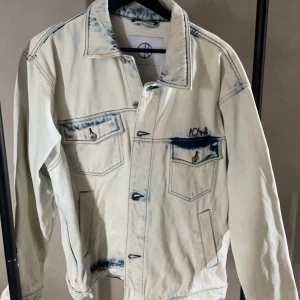 Polar jacka - ”Bleached” Polar jeansjacka Oanvänd  Size M men passar även L