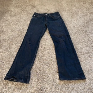 Zara jeans - Fina zara jeans som är lite baggy, Kommer inte till användning tyvärr för de är lite små nu men är storlek 36